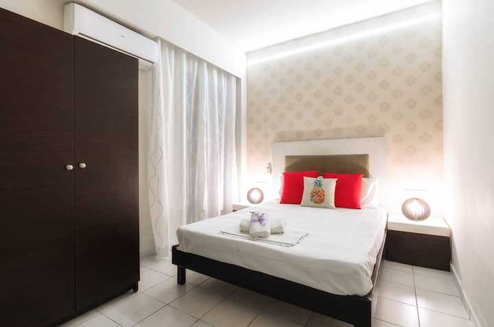 Klimatizirana spavaća soba (1 s 1 bračnim krevetom i 1 s 2 kreveta za jednu osobu)