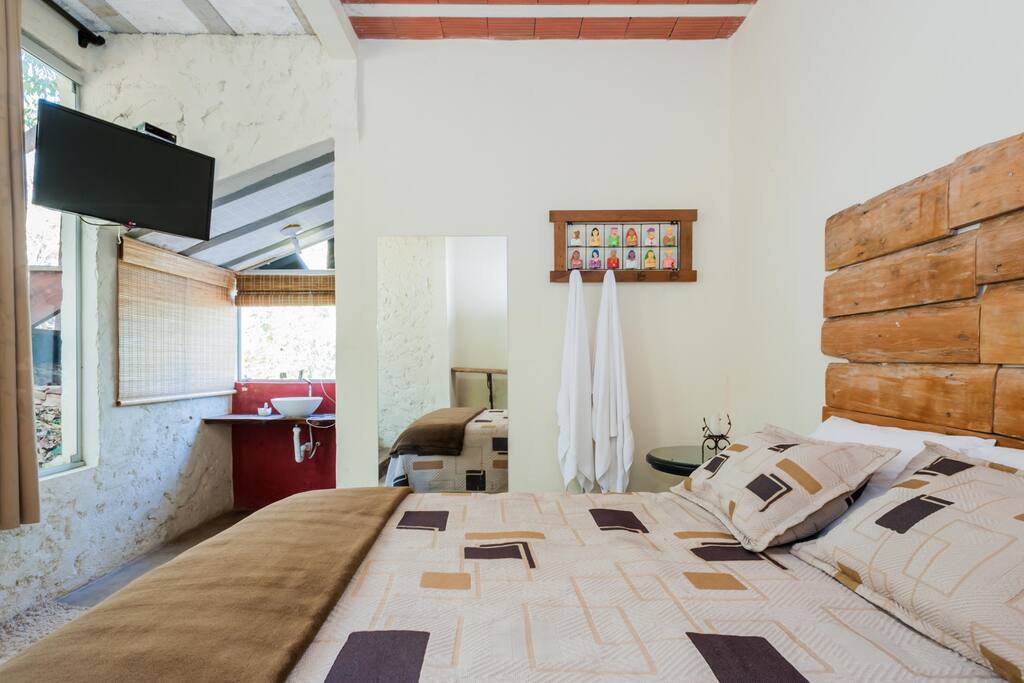 Cama Queen,TV tela plana, lavabo.