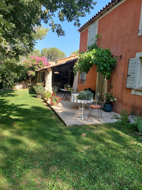 Beautiful Provençal farmhouse on wooded land classified 4*