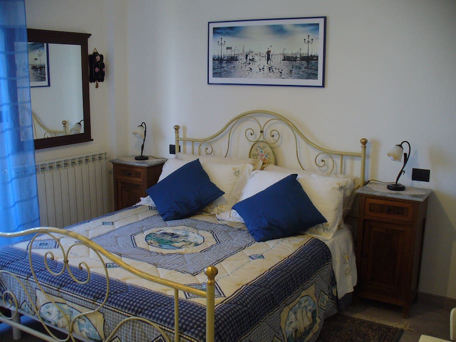 Camera matrimoniale con possibilità di aggiungere 1 letto singolo o culla