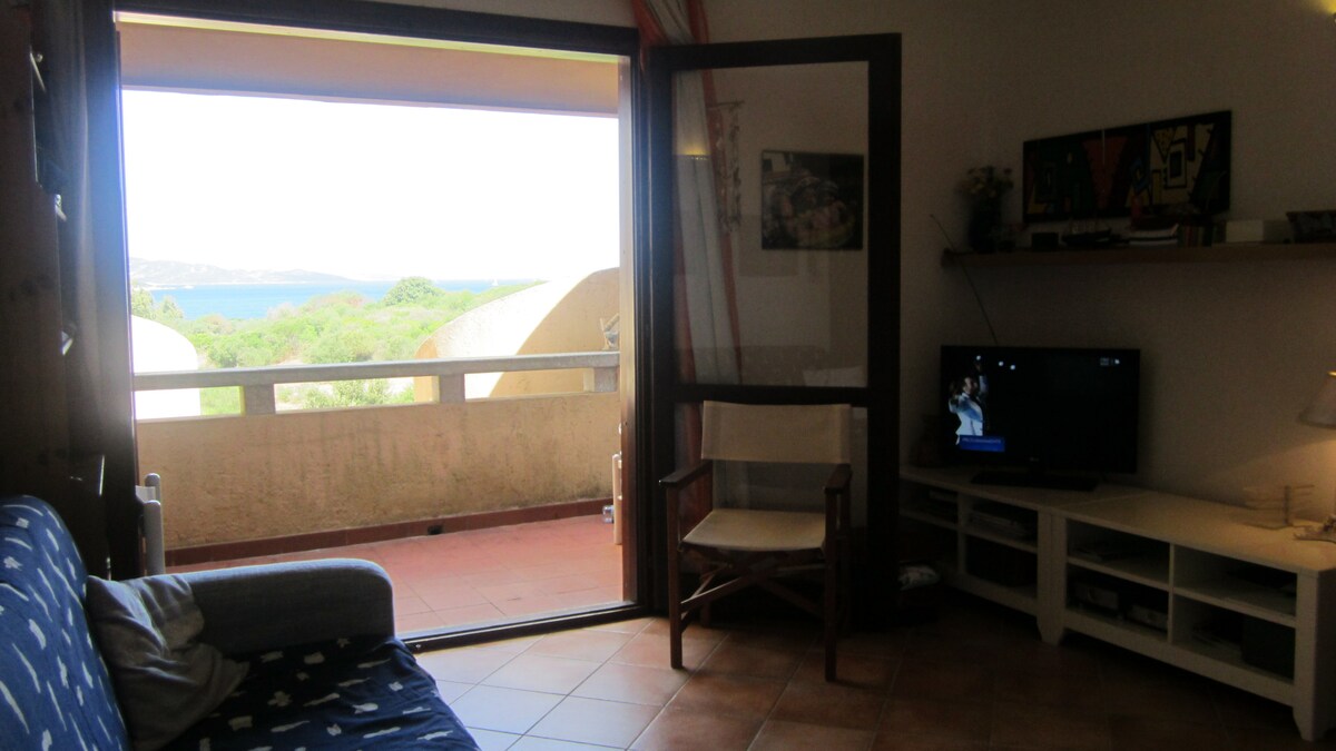 Balkong, på sommaren med matbord, utsikt över Porto Raphael, glest, skålar, Korsika