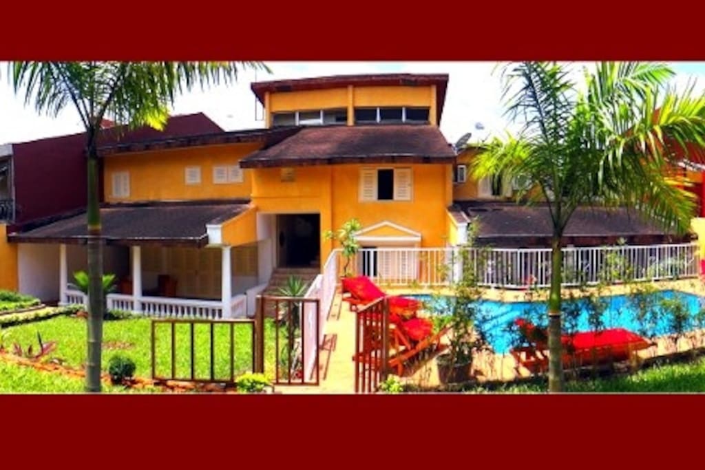 Villa Oasis vue de face côté jardin et piscine.