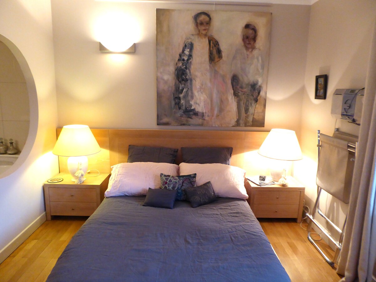 سرير مزدوج وحمام داخلي