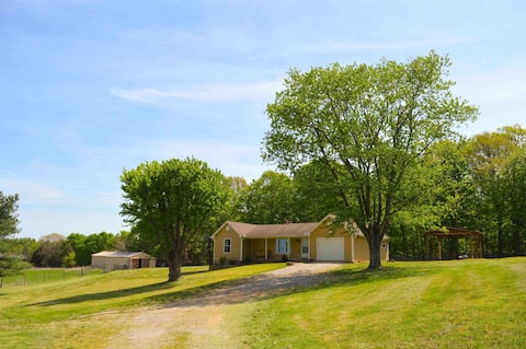 Cozy Farmhouse near Mammoth Caves with Hot Tub