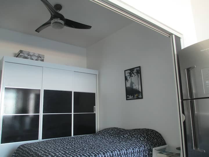 חדר שינה עם מיטה זוגית/ חדר שינה