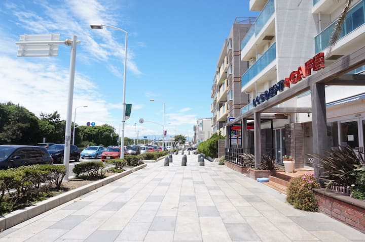 ワンチャンも泊まれるビーチが目の前のホテルです 江ノ島 鎌倉観光に最適です Apartments For Rent In Fujisawa Kanagawa Japan