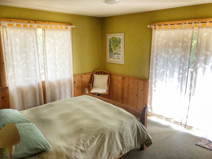 غرفة نوم في الطابق العلوي - سرير بحجم كبير