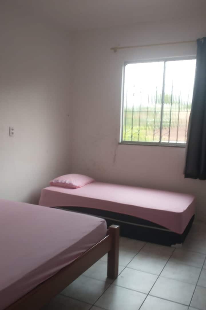 Dhomë në katin e sipërm, 1 krevat dopio dhe 1 krevat tek, ventilator 