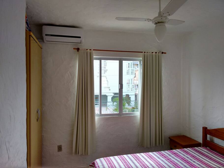 *QUARTO
Split + Ventilador de teto. Colchão de casal novo. 2 bidês nas laterais da cama. Roupeiro 2 portas com cabides.