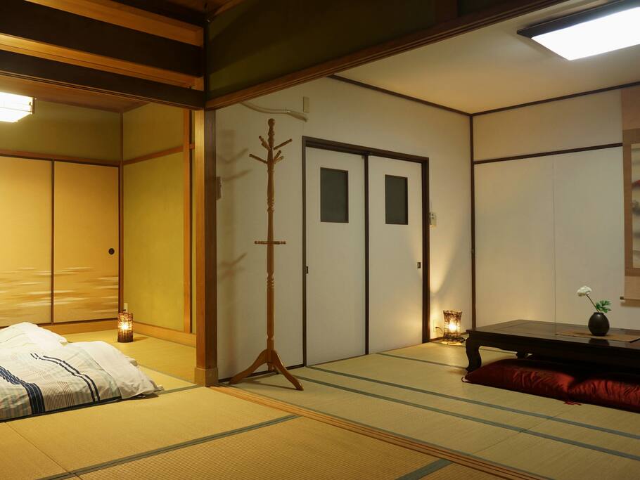 2樓大臥室可住7人,也可分隔為2個房間(201和202),寬敞舒適。A spacious room on 2nd floor, can be divided into 2 small rooms (No. 201 and 202). For 7 ppl in total.