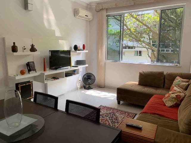 Apto. em Ipanema, posto 9, quadra da praia.