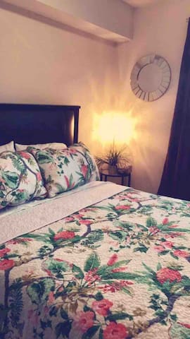 Bright Bedroom Close to Downtown