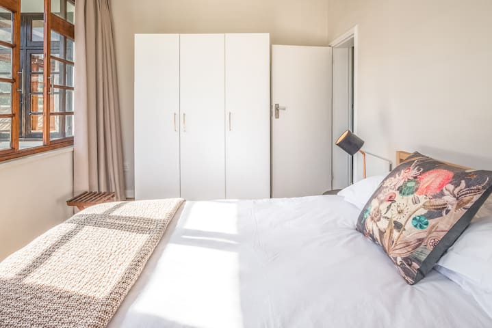 Camps Bay Gorgeous Bright Spacious Home gallery image 5