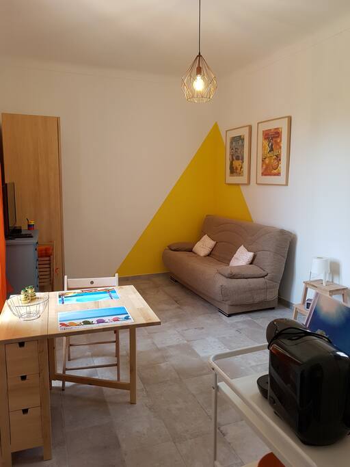 Pièce de vie moderne avec haut plafond
