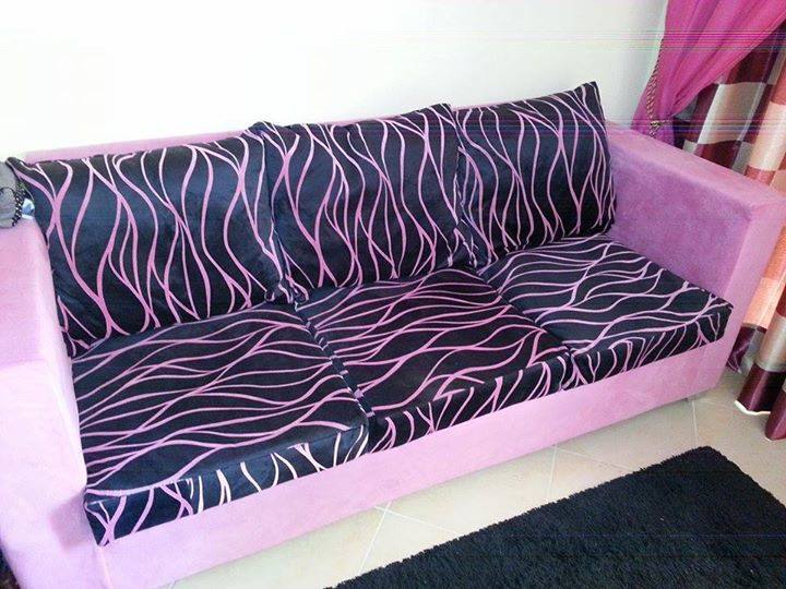 Голям диван пред телевизора