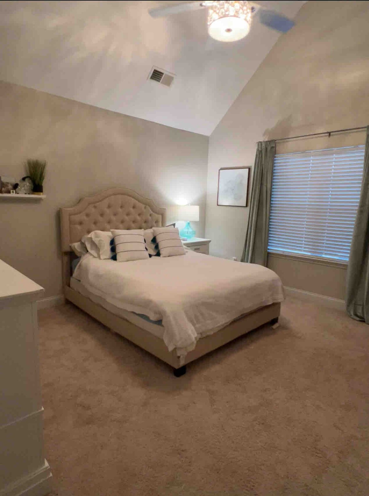 غرفة ضيوف في الطابق العلوي، سرير كبير مع حمام داخلي