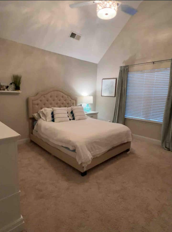 Camera degli ospiti al piano superiore, letto matrimoniale con bagno interno