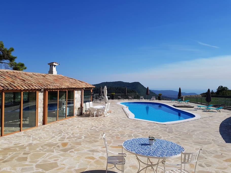 Accès piscine et terrasse