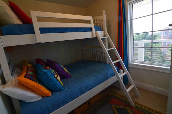 Ორსართულიანი საწოლი. ორსაწოლიანი საწოლი. ორსაწოლიანი ზედა, ორადგილიანი ქვედა