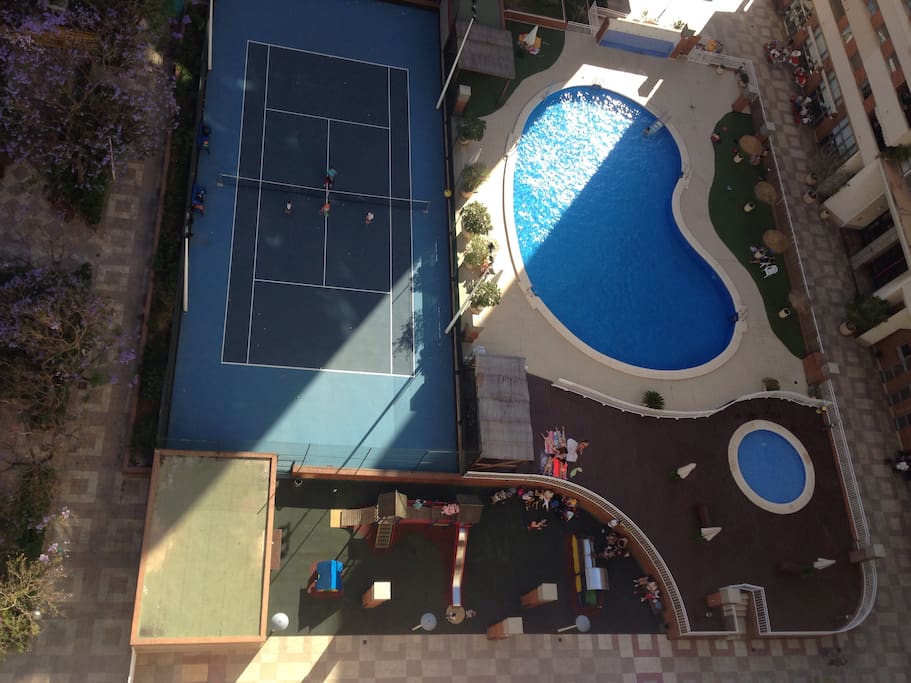 Hay piscina y pista de tenis