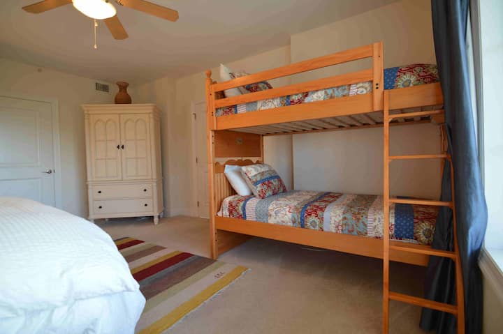 Ორსართულიანი საწოლები მეორე საძინებელში