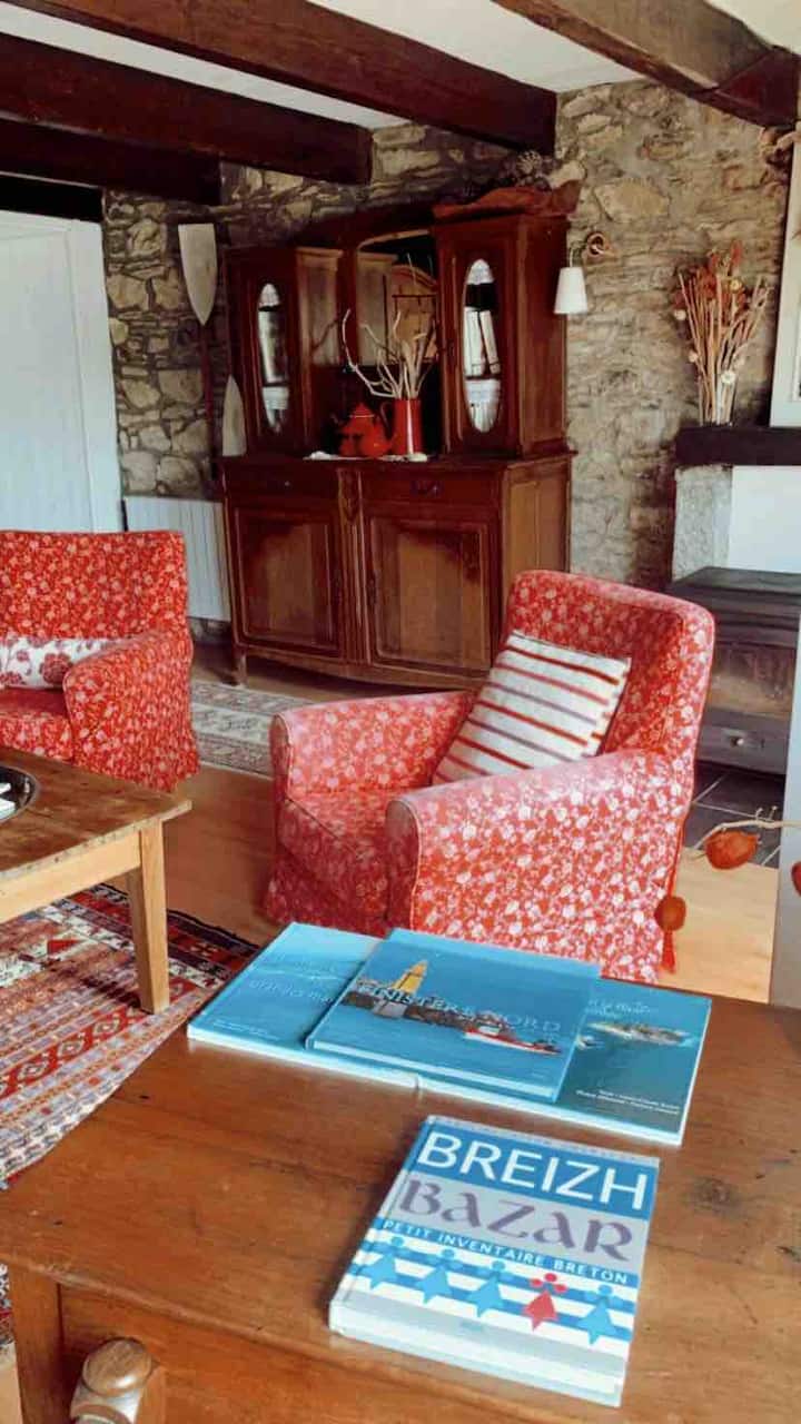 Гледката към малкото бюро на всекидневната и печката на дърва ще намерите красиви книги за красотите на залива Морлай 