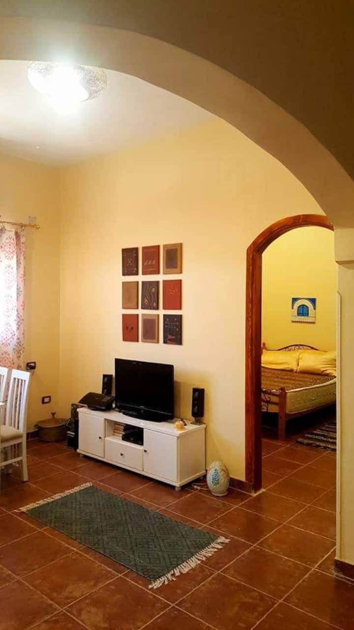 客厅设有通往卧室的门