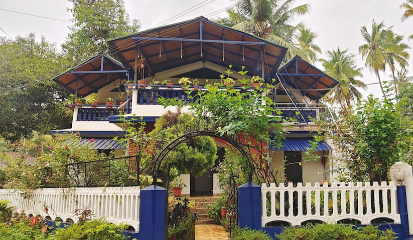 Curlies Blue House – 5Bhk Villa near Anjuna Beach