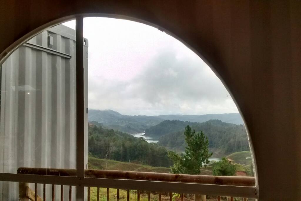 Vista de la represa desde la zona de lectura de la casa