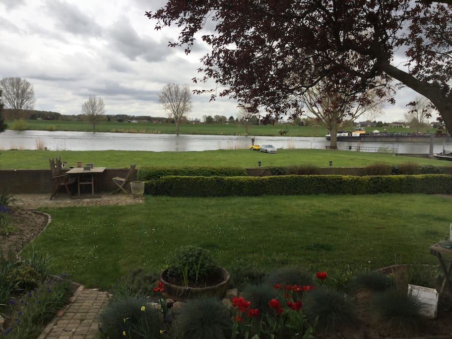 Vanuit uw verblijfs-, slaapruimte en vanaf uw terras hebt u zicht op de tuin en de Maas.....