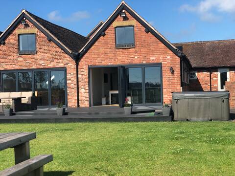 Barn Conversion with Hot Tub & Beautiful Views