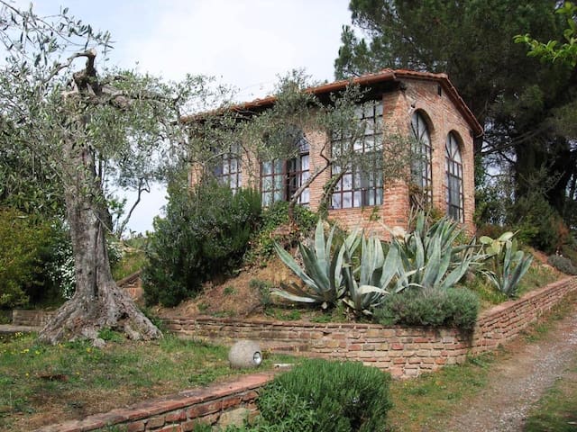 A QUIET GETAWAY IN THE MIDDLE OF THE TUSCAN HILLS