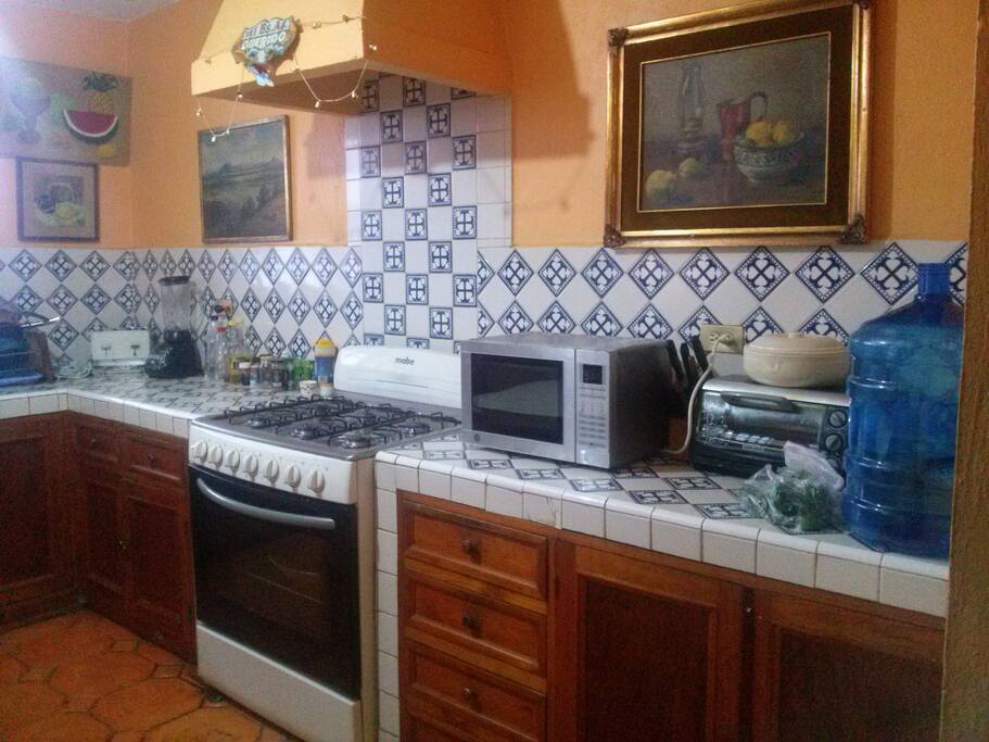 La cocina cuenta con todo lo necesario para una estancia cómoda.