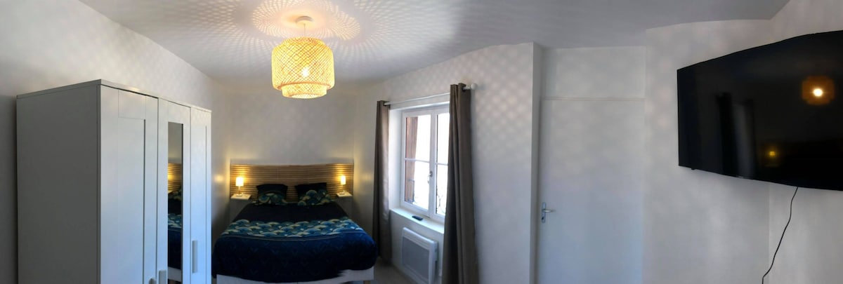 1. spálňa s televízorom s veľkou obrazovkou