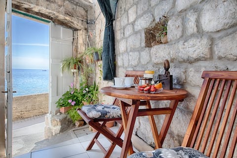 Successful Airbnb property: BEACHFRONT APT - simply the best possible location in Grad Vis