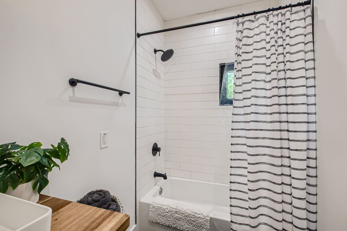 Modern 1 bed 1.5 bath with yard in Hyde Park