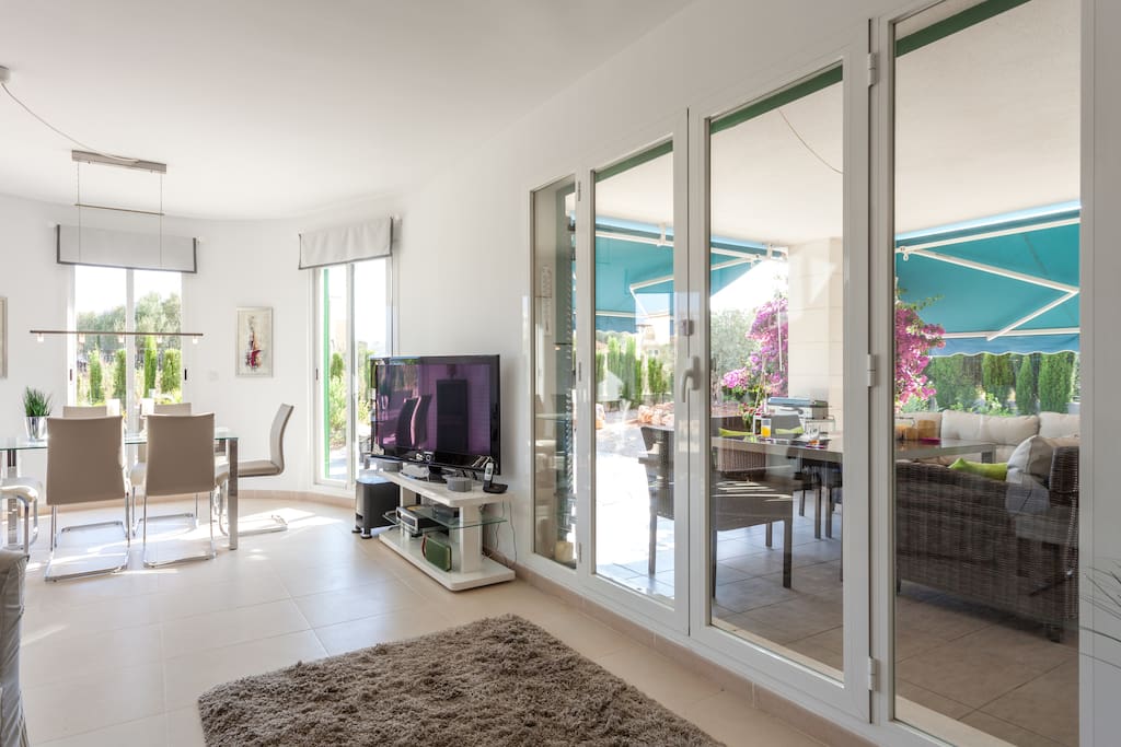 Wohnzimmer mit Ausgang zur Terasse