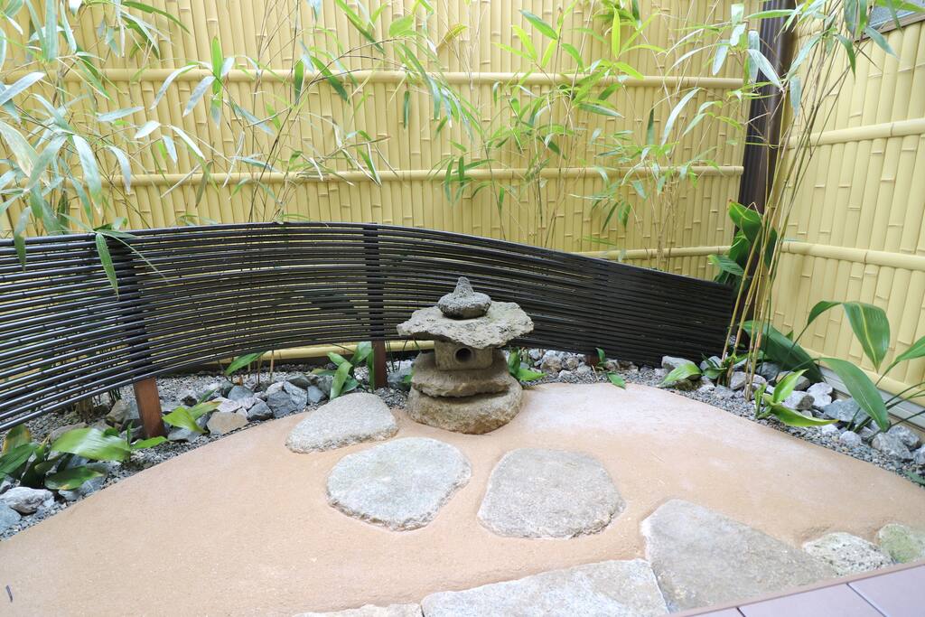 View of the garden Tuboniwa style