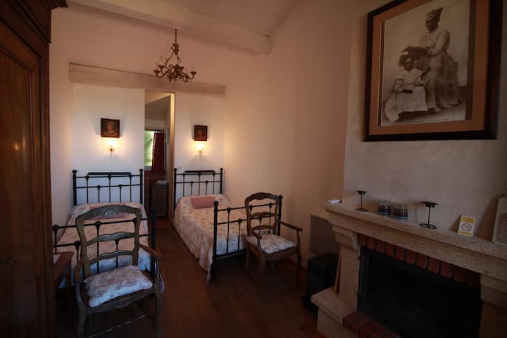 dhomë e kuqe
2 krevate tek
