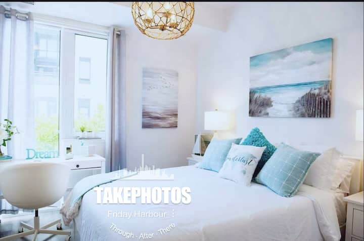 dormitorio acogedor con un escritorio para trabajar desde casa en cualquier momento