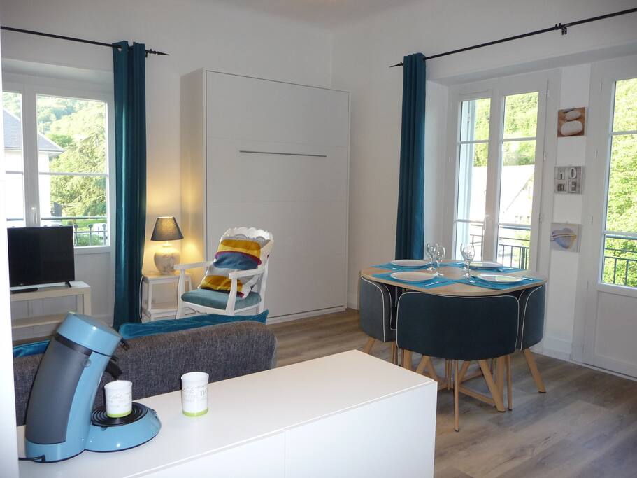 Le lit escamotable et le coin repas