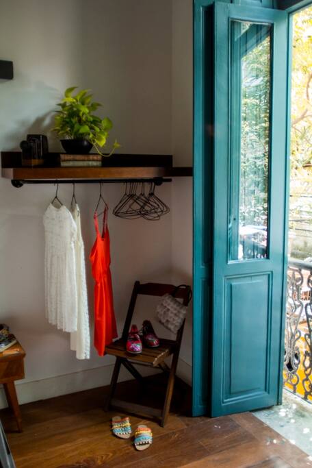 Todos os quartos possuem araras com cabides pra garantir que você tenha suas roupas a mão com toda comodidade.