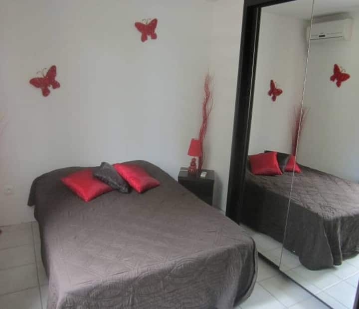 Camera climatizzata e molto confortevole con un letto matrimoniale.