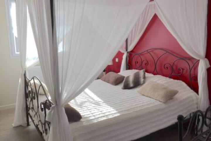 מיטות אפיריון 160 חדר שינה יפהפה עם גישה למרפסת