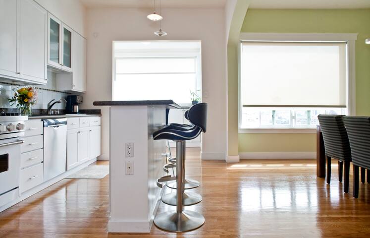 Awesome Location, Great for Business Travelers gallery image 4