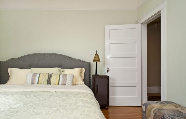 Mlango hadi kwenye barabara ya ukumbi kutoka chumba cha kulala 3