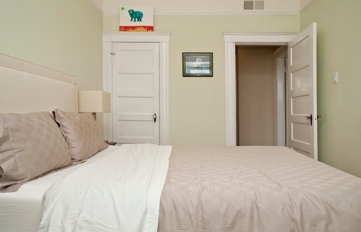 Mlango wa kabati upande wa kushoto; mlango wa ukumbi upande wa kulia