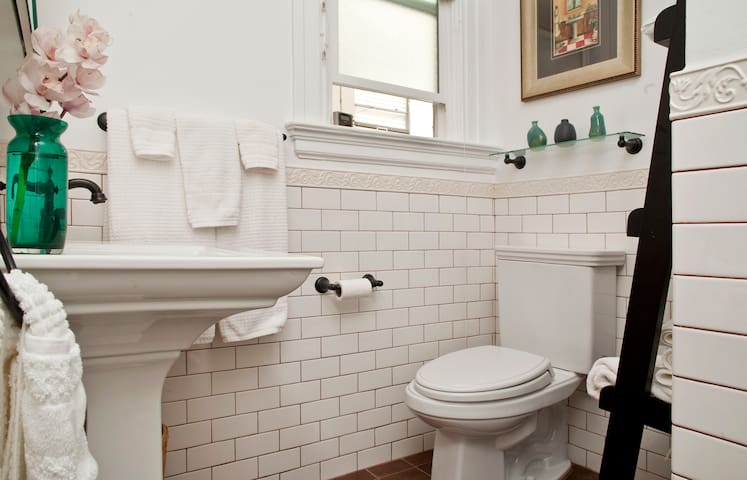 Awesome Location, Great for Business Travelers gallery image 2