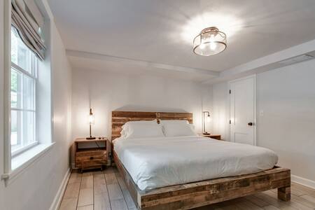 Modern. Minimalist.
King Bed. 
Super Easy Parking.