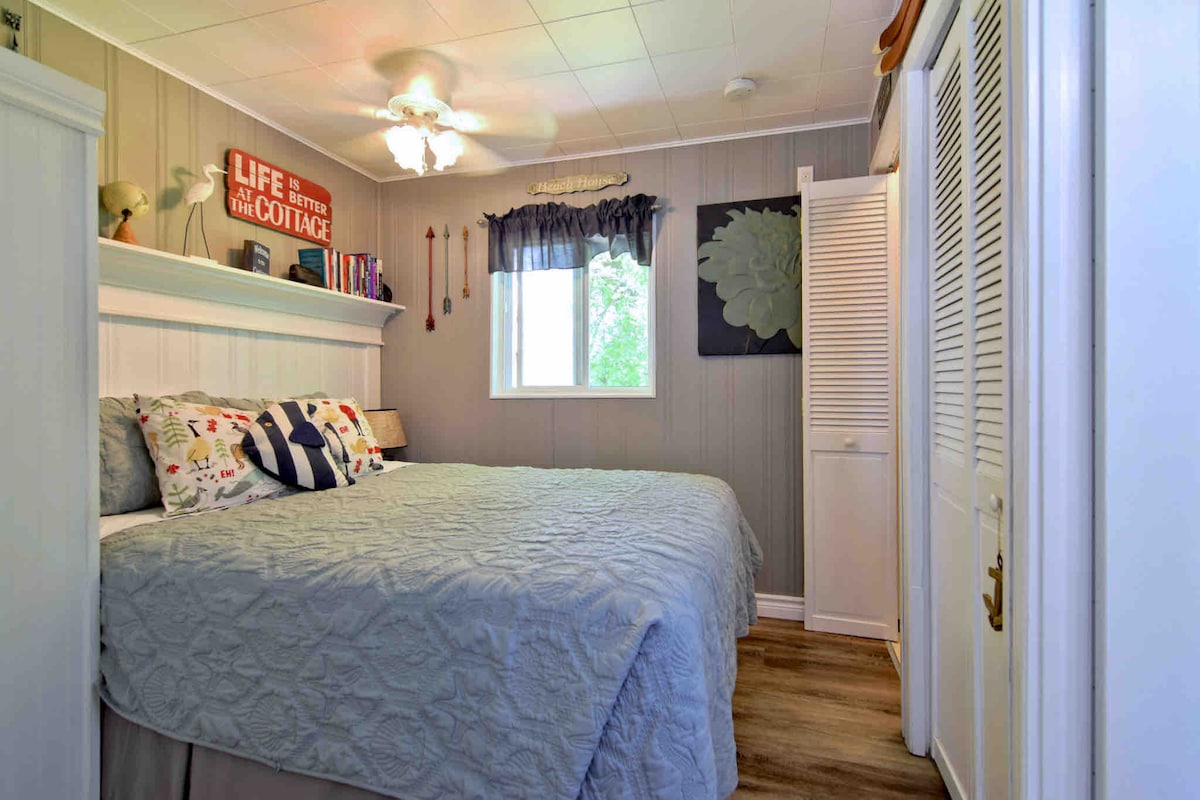 Cama queen, armario con estantes para guardar ropa. 